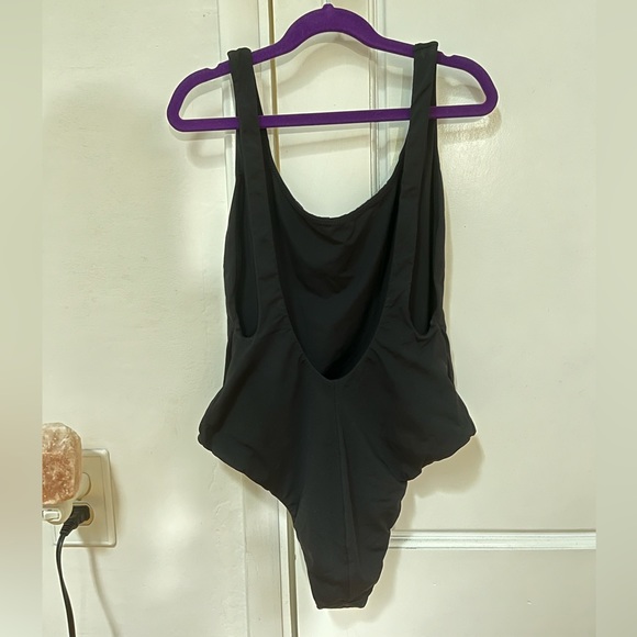 Seafolly Active Retro Tank Maillot
One Piece US size 8 - Picture 8 of 10